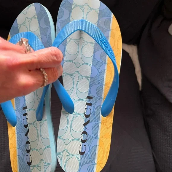 NWOT CUTE COACH FLIP FLOPS SIZE 8 - Picture 5 of 5